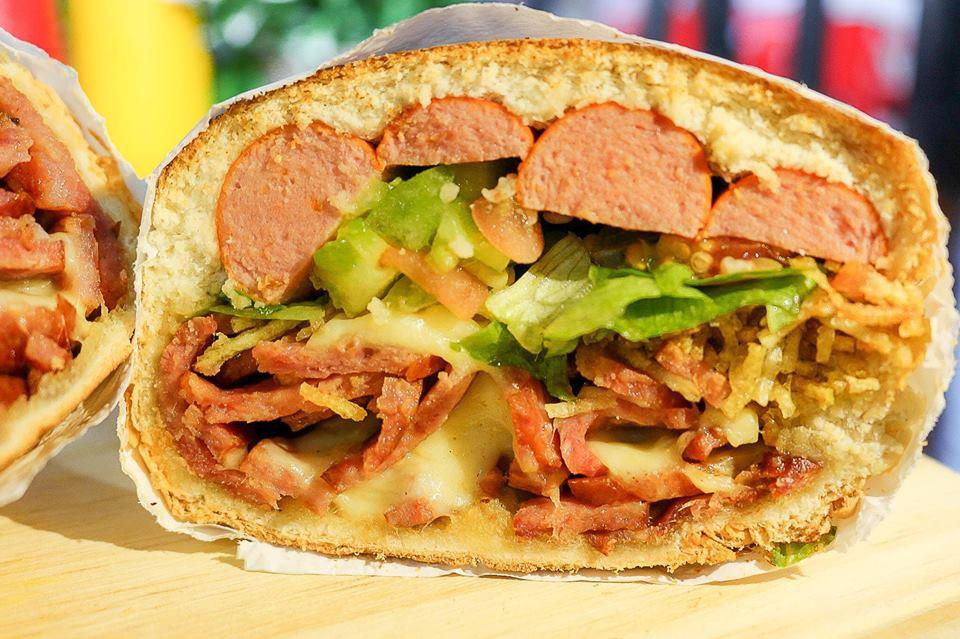 SALSICHA COM BACON E QUEIJO